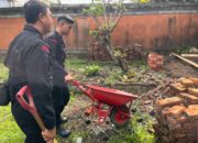 Brimobda NTB Gotong Royong Pembangunan Pagar Pura Meru Yang Roboh