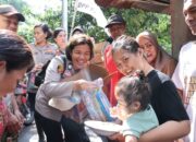 Polwan Terjun ke Kebon Jeruk, Serahkan Snack hingga Sembako ke Warga Terdampak Banjir