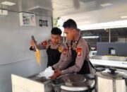 Brimob Polda Metro Dirikan Dapur Umum dan Bersihkan Lumpur Banjir di Jaktim