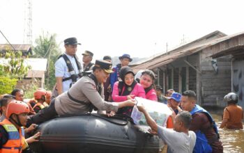 KAPOLDA RIAU TINJAU WARGA TERDAMPAK BANJIR