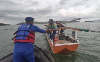 Peduli Nelayan, Dit Polairud Polda NTB Bagikan Takjil di Perairan Sape