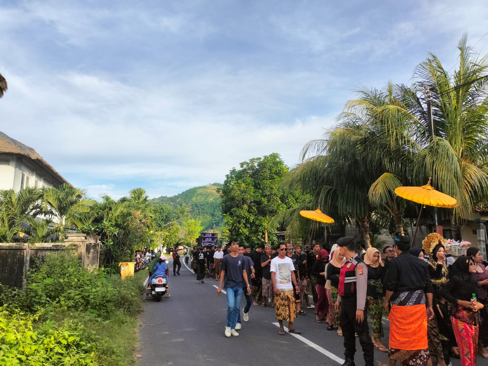 Polsek Sekotong Kawal Tradisi Adat Nyongkolan, Masyarakat Apresiasi Kehadiran Polisi