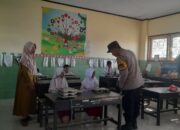 Polsek Gerung Kawal Pembagian Makan Bergizi Gratis untuk Ratusan Siswa SD di Dasan Tapen
