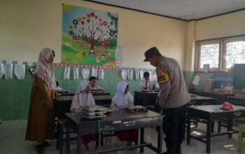 Polsek Gerung Kawal Pembagian Makan Bergizi Gratis untuk Ratusan Siswa SD di Dasan Tapen