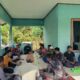 Bhabinkamtibmas Kedaro Kawal Penyaluran Bibit untuk Kemandirian Pangan Sekotong