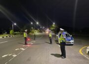 Satlantas Lombok Barat Jaga Ketertiban Malam di Taman Kota Giri Menang