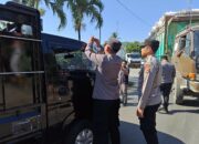 Polsek Pelabuhan Lembar Bagikan Bendera Merah Putih kepada Sopir Truk Sambut HUT RI ke-80
