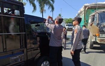 Polsek Pelabuhan Lembar Bagikan Bendera Merah Putih kepada Sopir Truk Sambut HUT RI ke-80