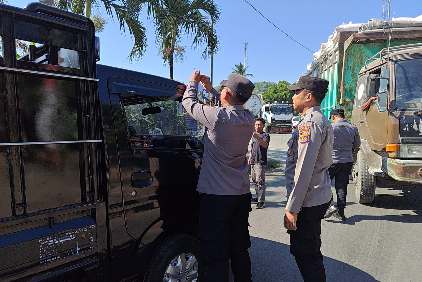 Polsek Pelabuhan Lembar Bagikan Bendera Merah Putih kepada Sopir Truk Sambut HUT RI ke-80