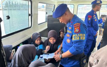 Kapal Patroli Polairud Jadi Klinik & Perpustakaan Terapung di Lembar
