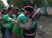 Bagikan Ribuan Mawar Untuk Anggota Polri dan TNI di Sekitar Monas, Komunitas Ojol Tidak Mau Terprovokasi