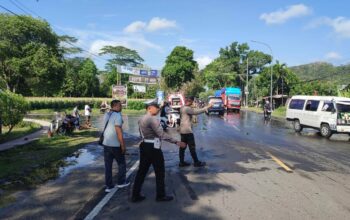 Aksi Sigap Polsek Gerung Tangani Solar Tumpah di Jalan Utama Lombok Barat