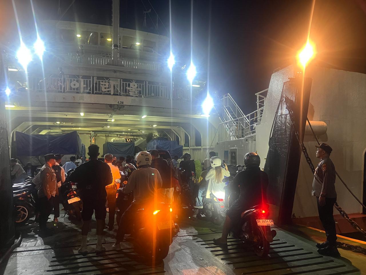 KMP Muryati Berlayar Aman, Polsek Lembar Kawal Ketat Proses Pemuatan Kendaraan dan Penumpang