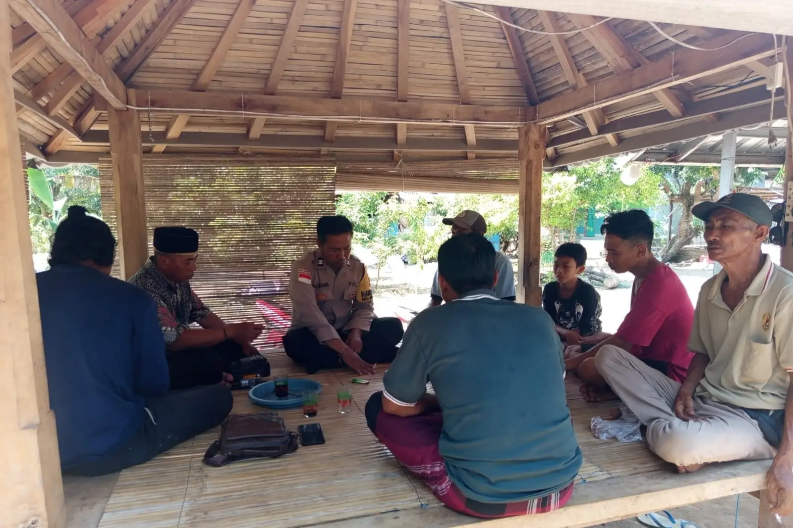 Bhabinkamtibmas Sekotong Gencar Edukasi Manfaatkan Pekarangan untuk Ketahanan Pangan