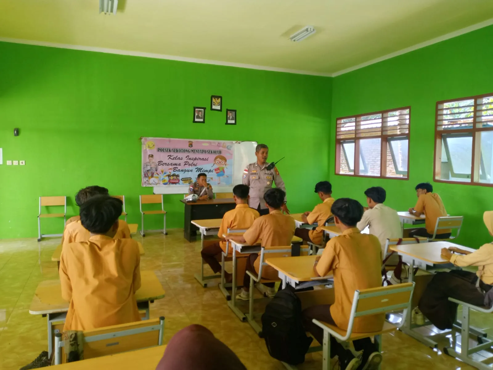 Dekatkan Diri ke Generasi Muda, Polsek Sekotong Turun ke Sekolah