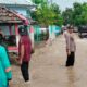 Demi Kemanusiaan, Bhabinkamtibmas Polsek Madapangga dan Babinsa Rela Basah Kuyup Menerjang Banjir Bantu Evakuasi Warga