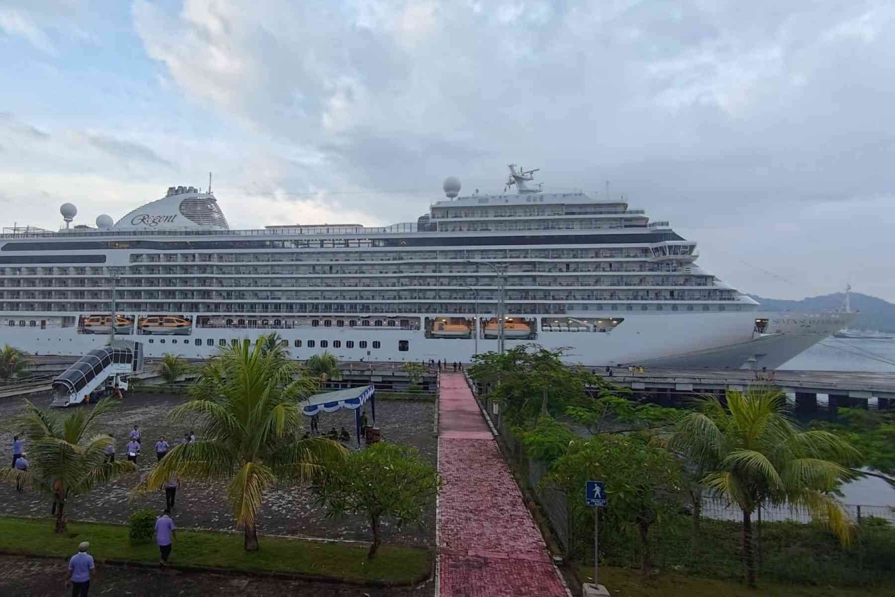 NTB Banjir Turis: Kapal Seven Seas Explorer Angkut Ratusan Wisman ke Gili Mas