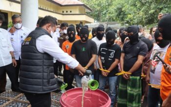 Transparansi Penegakan Hukum, Kapolres Bima Pimpin Pemusnahan Barang Bukti Narkotika dan Miras