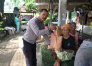 Sat Binmas Polres Lobar Bagikan Paket Nutrisi di Lembar