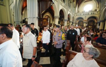 Tinjau 2 Gereja, Kapolri Pastikan Pengamanan dan Pelayanan Misa Malam Natal